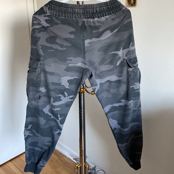 aritzia TNA camo pants - Picture 5 of 9